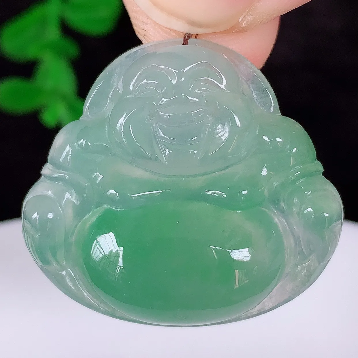 自然光实拍，冰润冰种飘绿翡翠佛公吊坠，饱满， 佛公亦保平安，寓意有福（佛公）相伴，配戴优雅迷人！#57.19