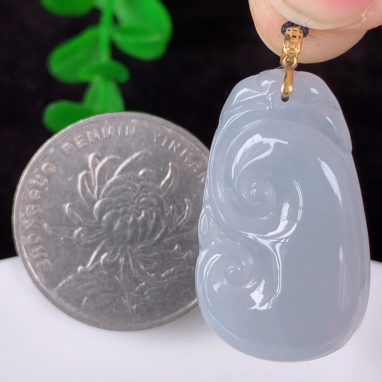 自然光实拍，18k金镶嵌冰润冰紫翡翠如意吊坠，寓意顺心如意，事事如意，吉祥如意，细腻饱满，色泽鲜艳，称心如意佩戴优雅时尚！#1.19