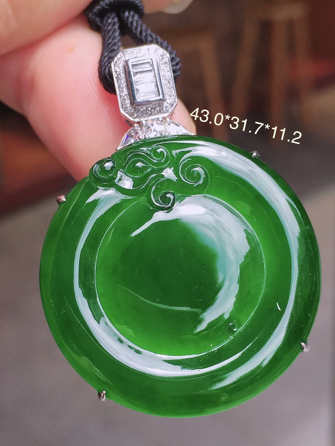 满绿平安扣吊坠，色泽均匀浓郁，玉质细腻，荧光感超
强，饱满圆润，气质满满。18k
金豪华镶嵌