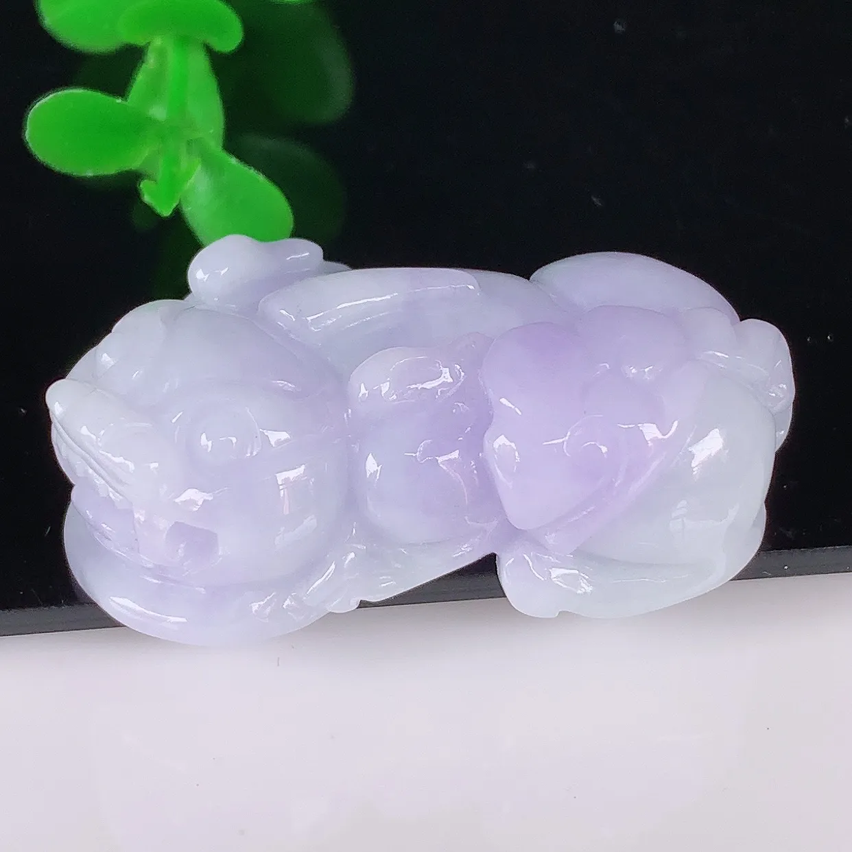 自然光实拍，冰润冰糯种紫罗兰翡翠招财貔貅吊坠，民间有“一摸貔貅运程旺盛，再摸貔貅财运滚滚，三摸貔貅平步青云 ”的美好祝愿。#57.19