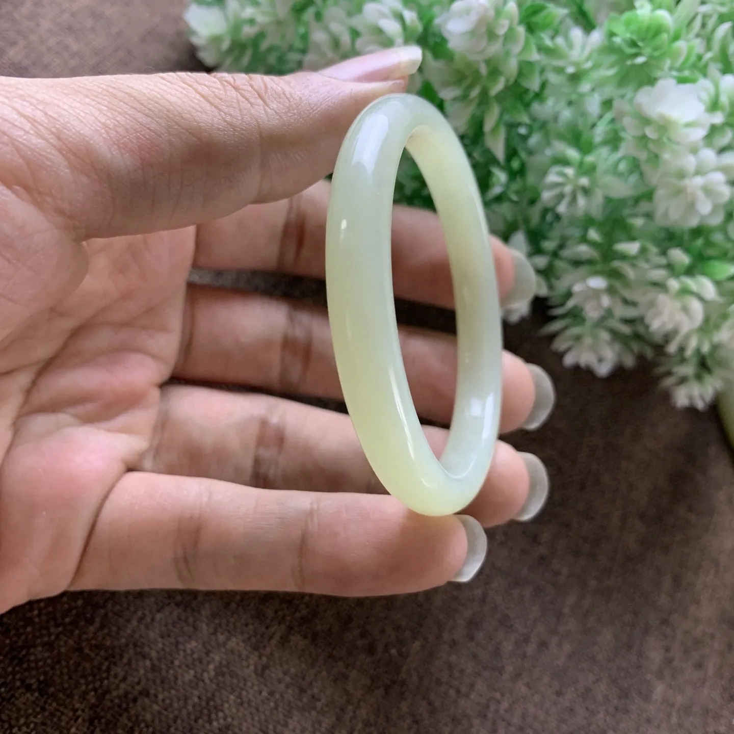 和田玉50.5圈口且末料手镯，玉质细腻油润 底色纯净 脂粉好，品质好！