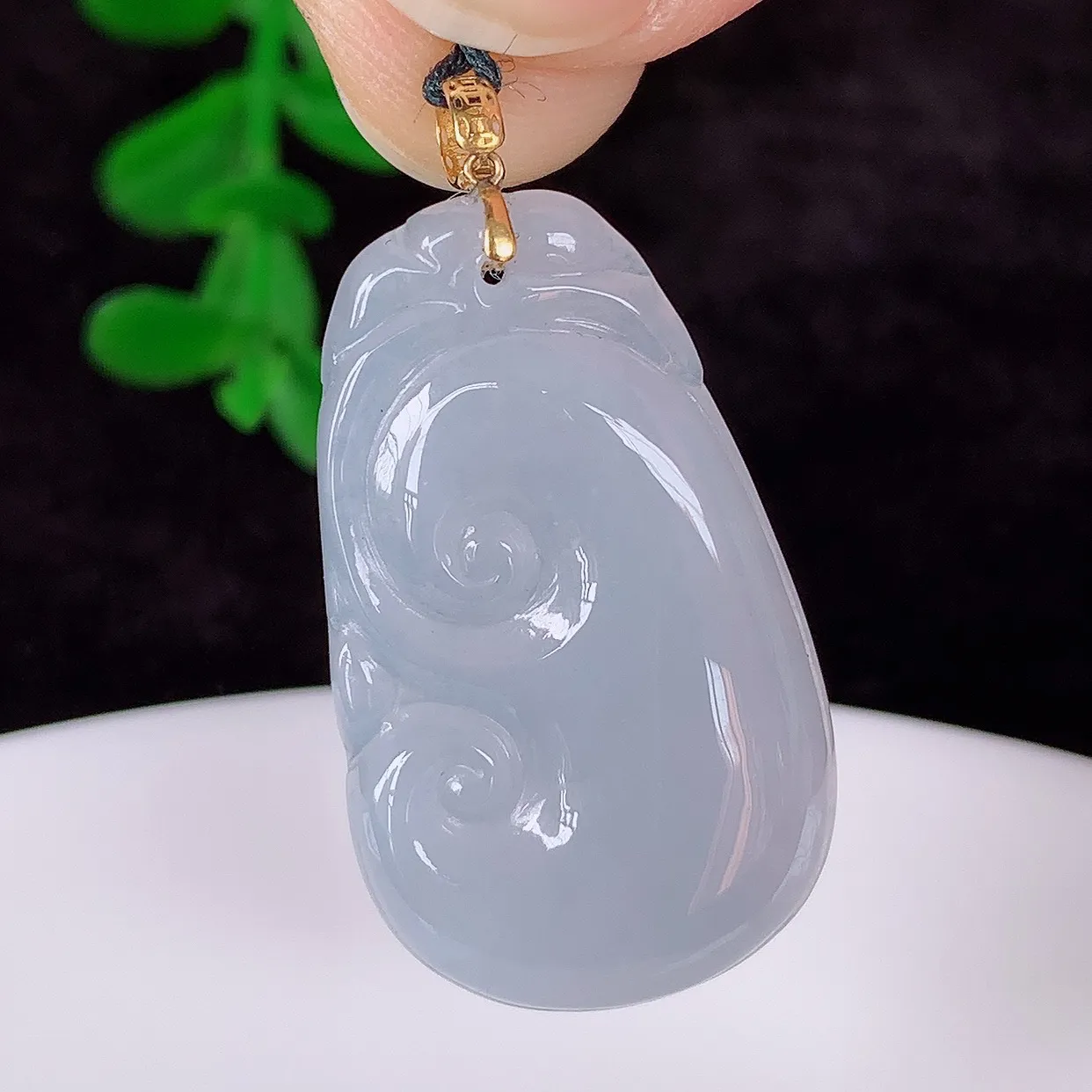 自然光实拍，18k金镶嵌冰润冰紫翡翠如意吊坠，寓意顺心如意，事事如意，吉祥如意，细腻饱满，色泽鲜艳，称心如意佩戴优雅时尚！#1.19