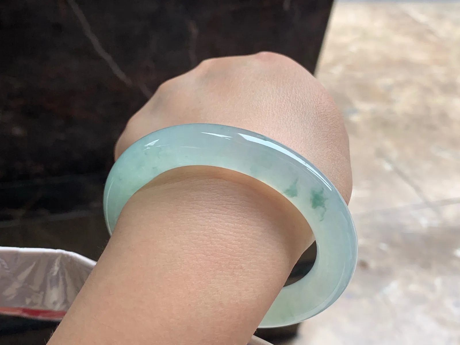 55-11.7

冰蓝花圆条手镯^_^种水好 透亮 种老胶感十足 晴底