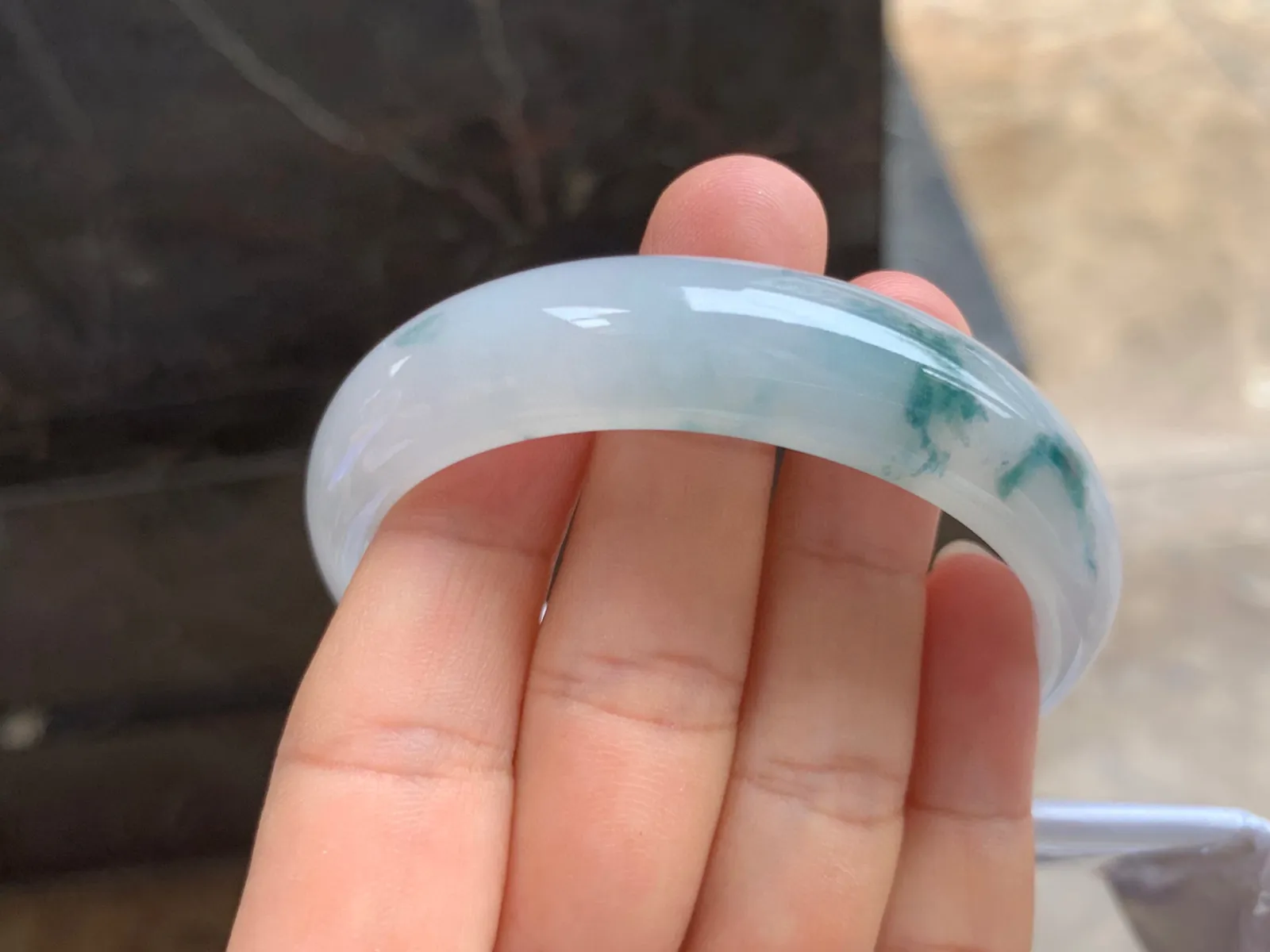 55-15-7mm
冰种飘花贵妃手镯 底子细腻干净 水润