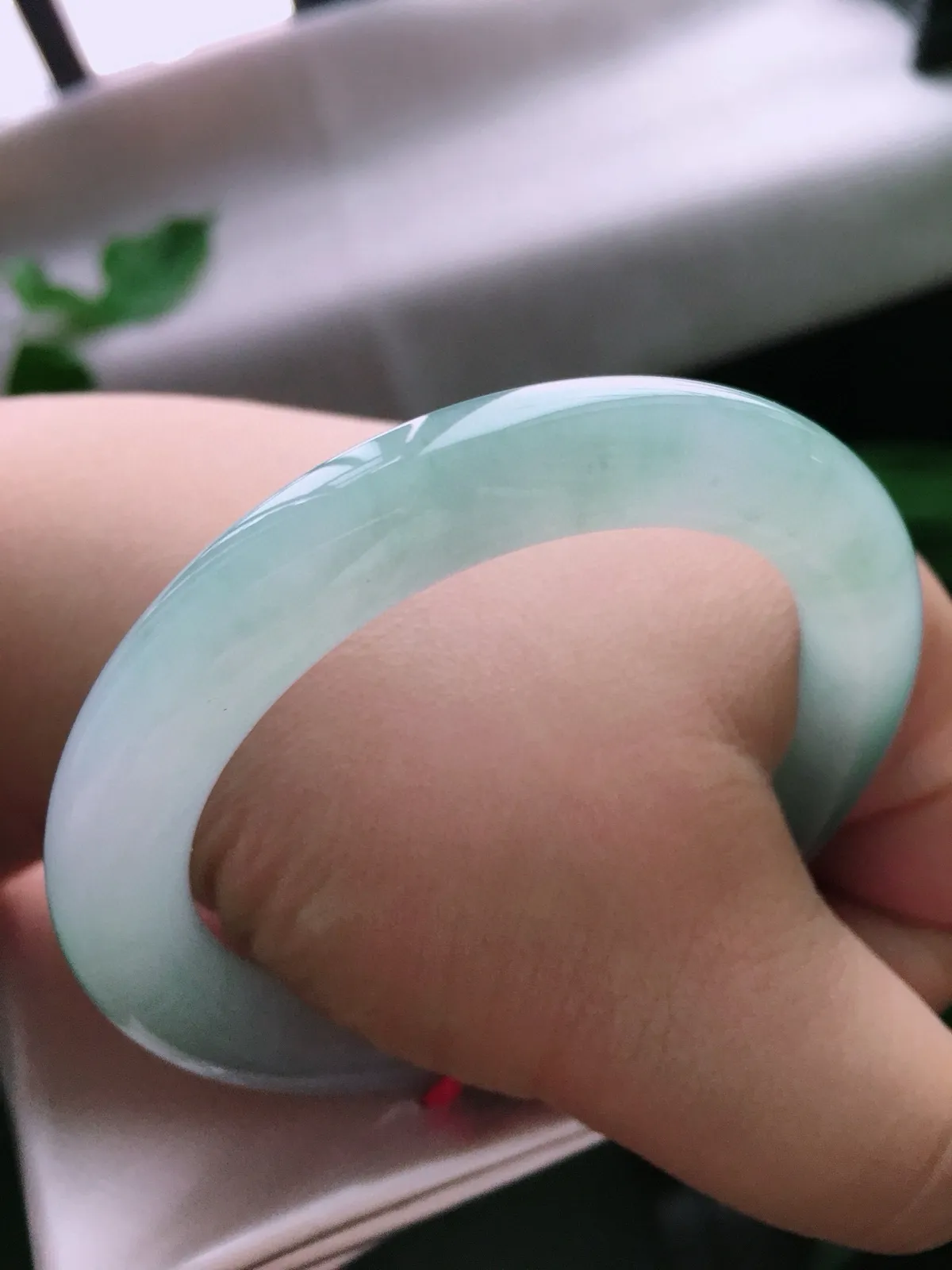 圈口55.5，圆条手镯，绿底，玉质冰润细腻，尺寸55.5-10.3-9.9mm