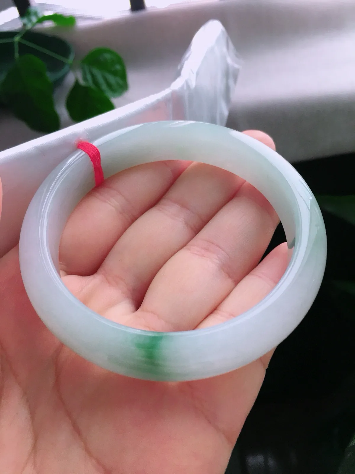 圈口63，正圈手镯，大圈口，飘花，玉质水润细腻，尺寸63-13.1-8.7mm