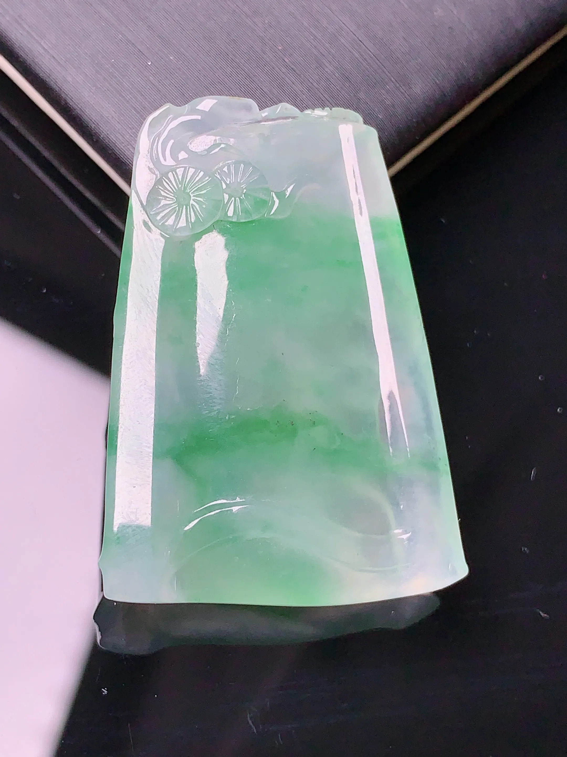 冰种飘绿松鹤年年吊坠 玉质细腻 水润亮眼 整体尺寸34*24.8*6.3