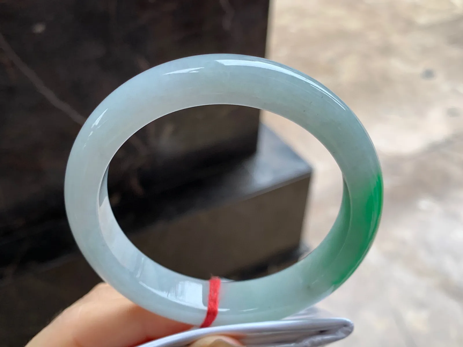 带色手镯
尺寸：57.8-12-8.5mm
肉质细腻～绿色点缀上手好看