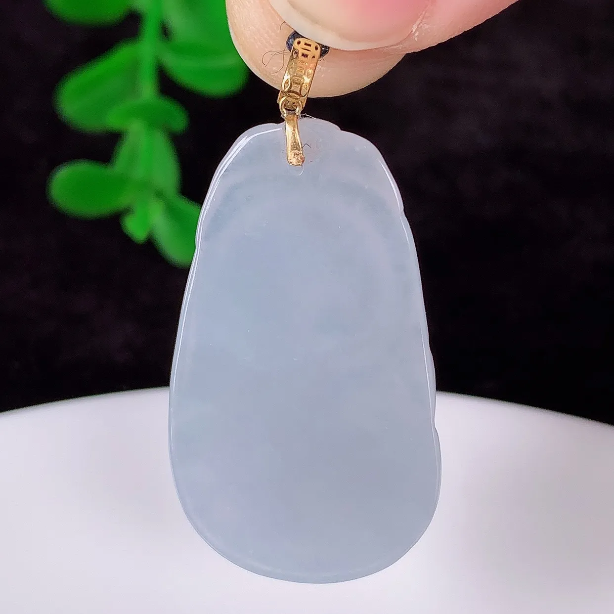 自然光实拍，18k金镶嵌冰润冰紫翡翠如意吊坠，寓意顺心如意，事事如意，吉祥如意，细腻饱满，色泽鲜艳，称心如意佩戴优雅时尚！#1.19