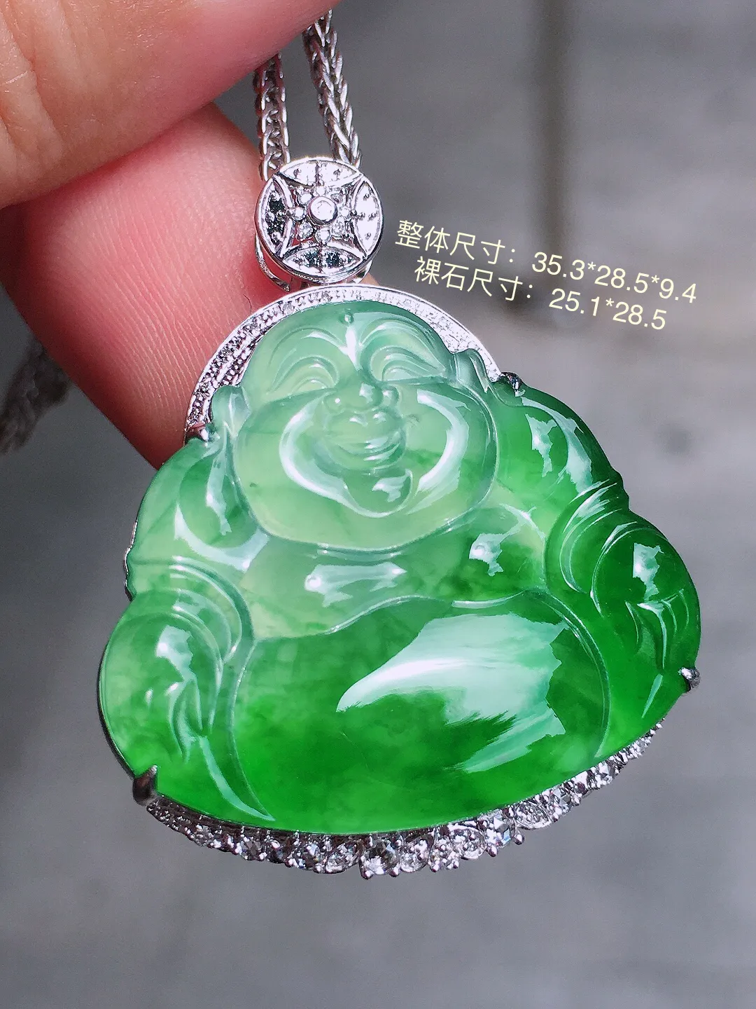 飘绿佛公吊坠，色泽艳丽，玉质细腻，荧光感超
强，饱满圆润，气质满满。18k
金豪华镶嵌