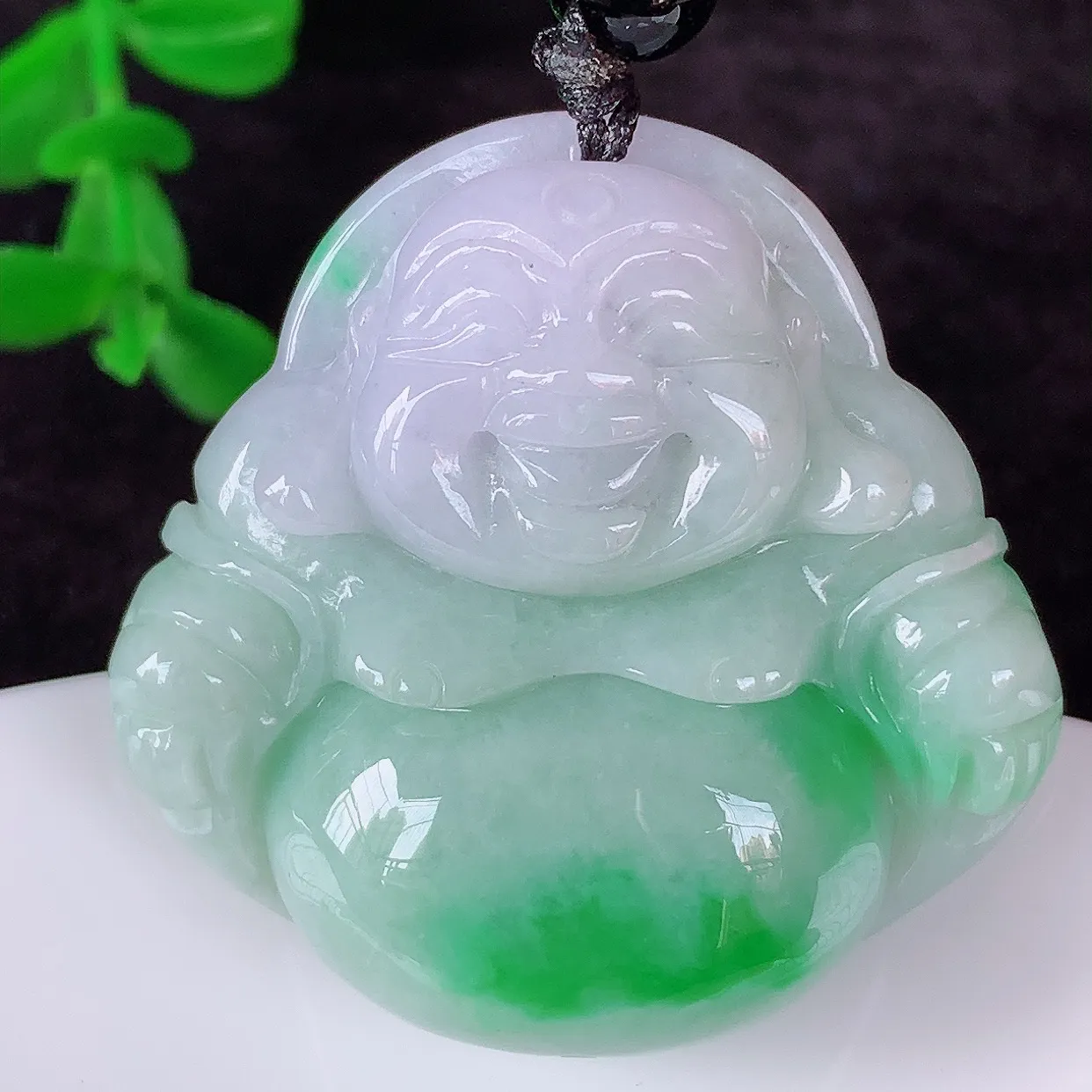 自然光实拍，厚装冰润冰糯种飘阳绿翡翠佛公吊坠，饱满， 佛公亦保平安，寓意有福（佛公）相伴，配戴优雅迷