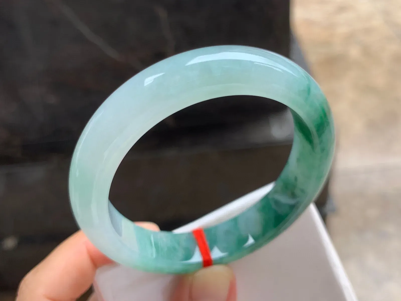 54.5-12-7.5mm
瓜皮绿手镯 底子细腻 特色镯
气质