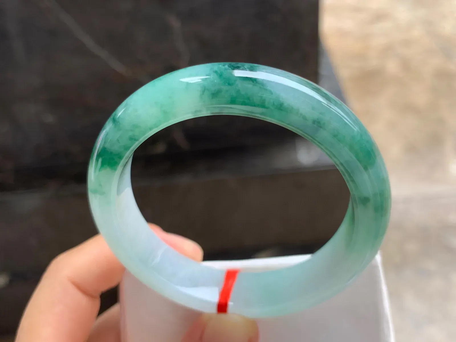 54.5-12-7.5mm
瓜皮绿手镯 底子细腻 特色镯
气质