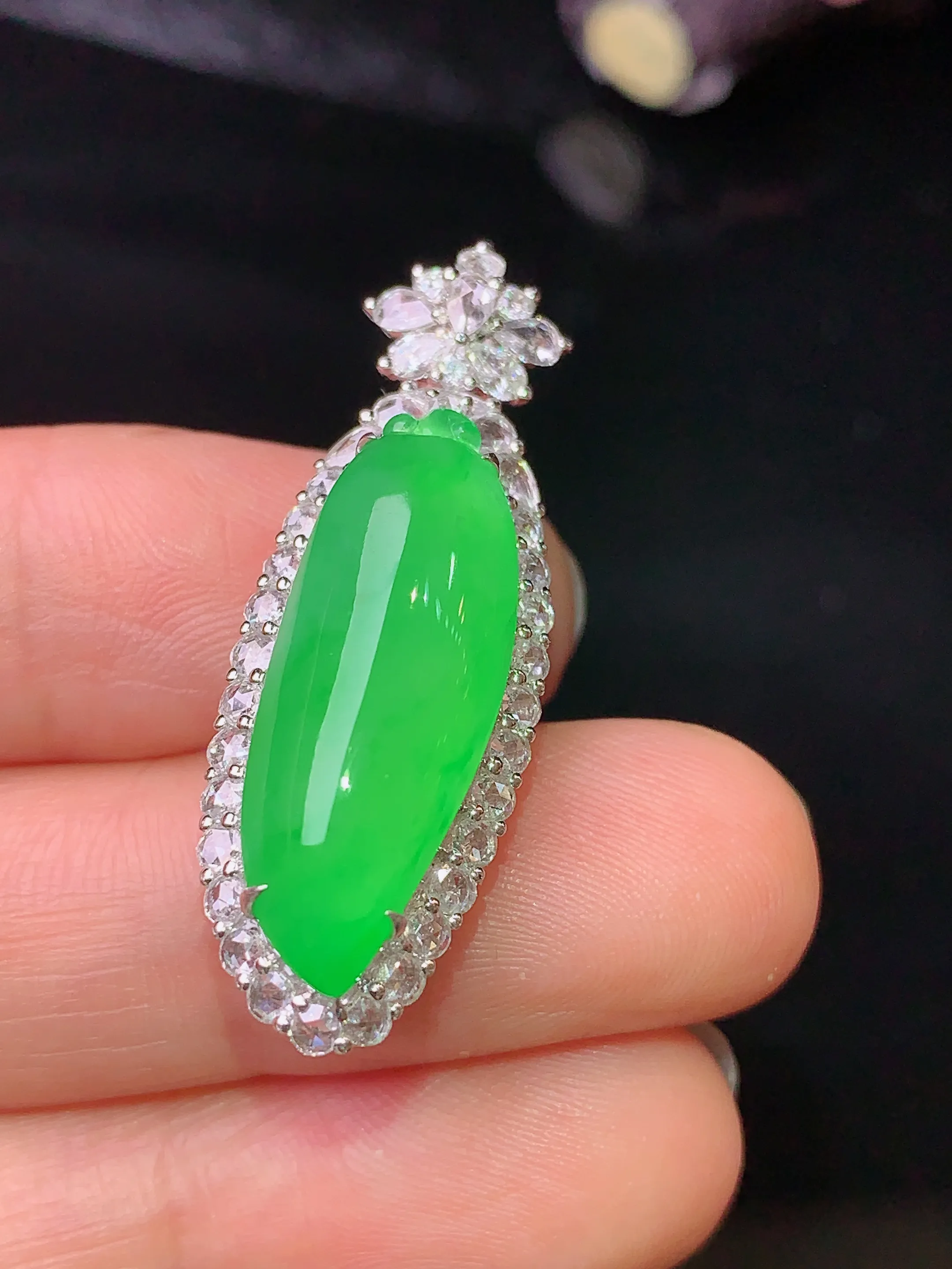 18k金钻镶嵌满绿福瓜吊坠 玉质细腻 水润亮眼 整体尺寸35.6*12.2*11.1