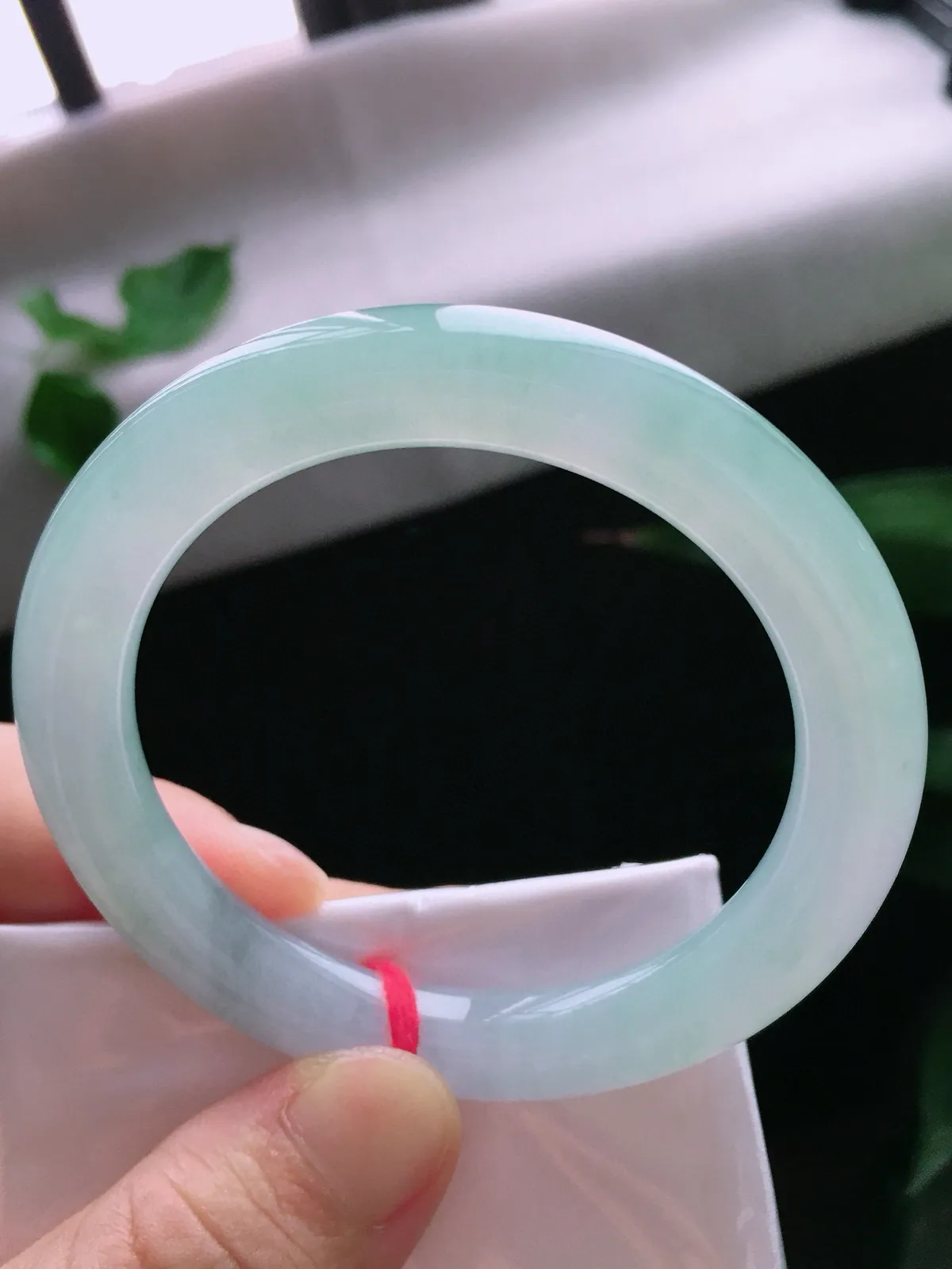 圈口55.5，圆条手镯，绿底，玉质冰润细腻，尺寸55.5-10.3-9.9mm