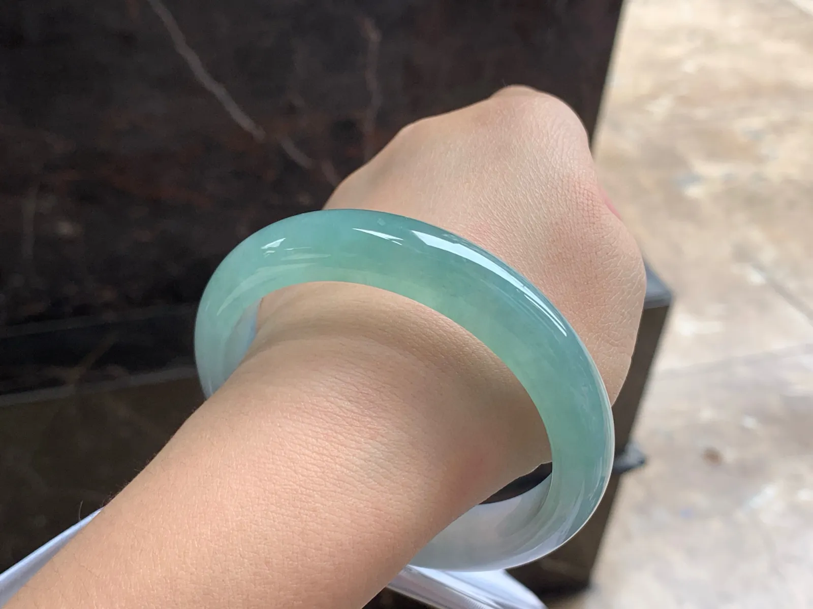 60.5-13.1-8.2

冰蓝宽版手镯^_^颜色鲜艳 种水足