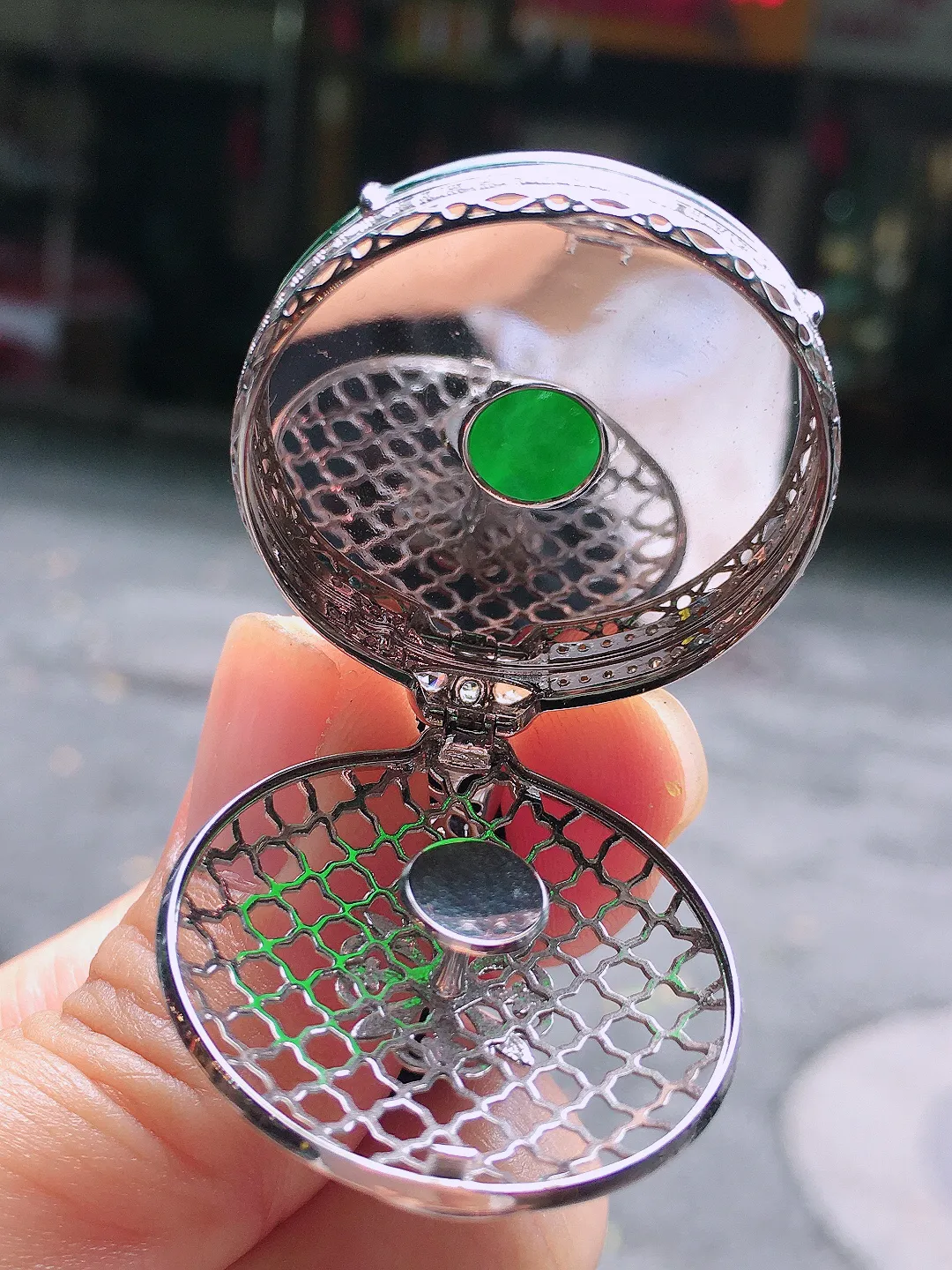 满绿平安扣吊坠，色泽均匀浓郁，玉质细腻，荧光感超
强，饱满圆润，气质满满。18k
金豪华镶嵌