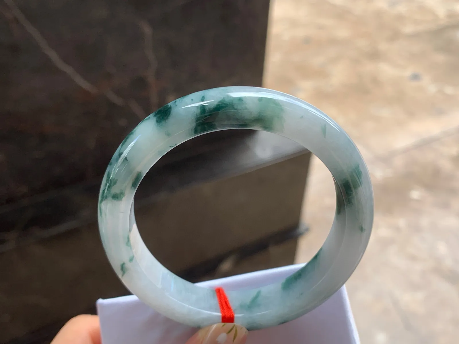 55-12.4-8.4

飘花手镯^_^颜色鲜艳 玉质温润