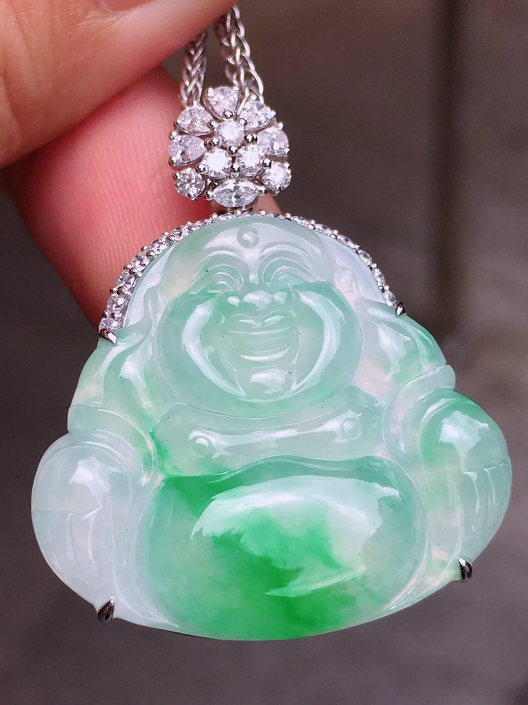 飘绿佛公吊坠，色泽艳丽，玉质细腻，荧光感超
强，饱满圆润，气质满满。18k
金豪华镶嵌