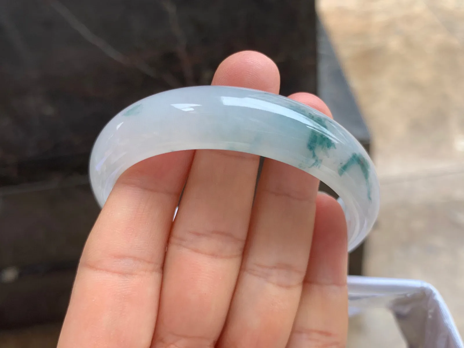 55-15-7mm
冰种飘花贵妃手镯 底子细腻干净 水润