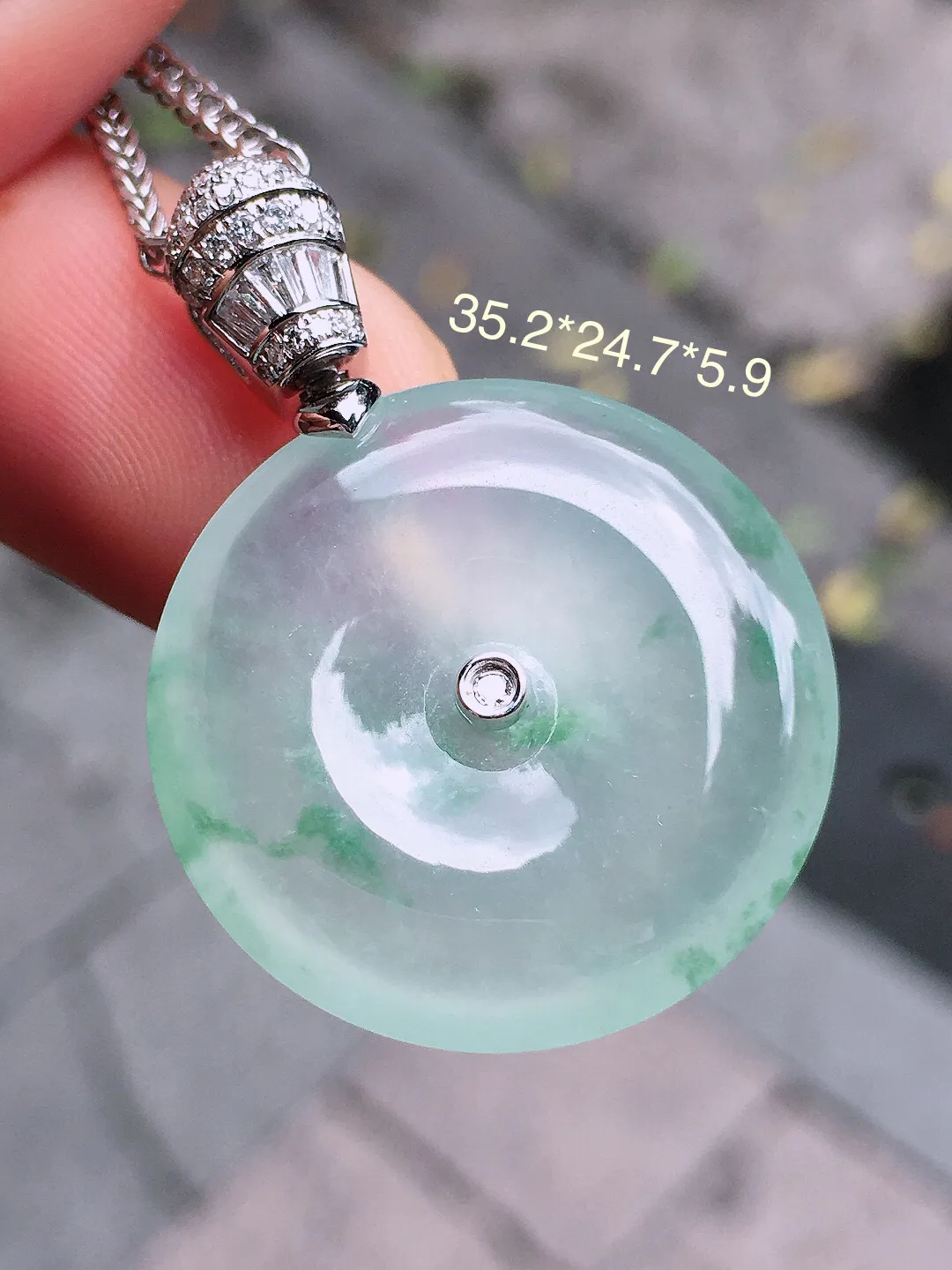 冰飘绿平安扣吊坠，色泽艳丽，玉质细腻，荧光感超
强，饱满圆润，气质满满。18k
金豪华镶嵌