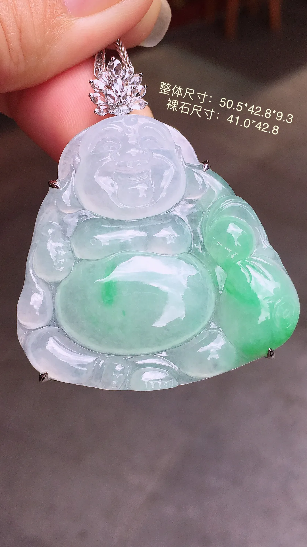 飘绿布袋佛公吊坠，色泽艳丽，玉质细腻，荧光感超
强，饱满圆润，气质满满。18k
金豪华镶嵌