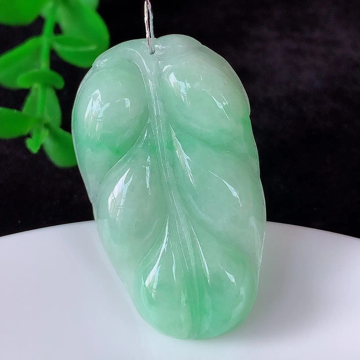 自然光实拍 冰润冰糯种飘绿翡翠事业有成叶子吊坠，莹润且起胶，叶子清秀优雅 佩戴大业有成！#35.19