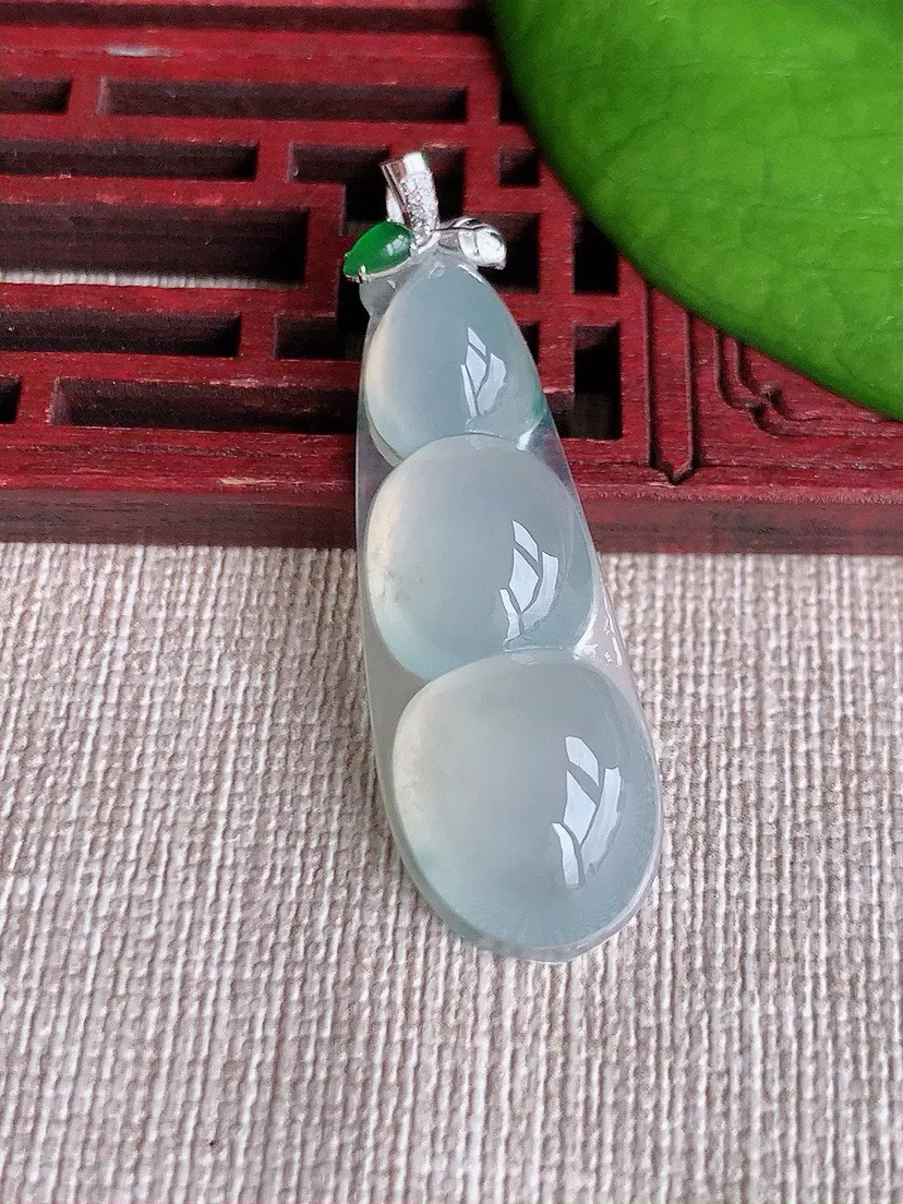 a货翡翠老坑冰种18K金镶嵌飘花四季豆福豆平安豆吊坠 尺寸43.8×38.8×13.7×6mm 重量