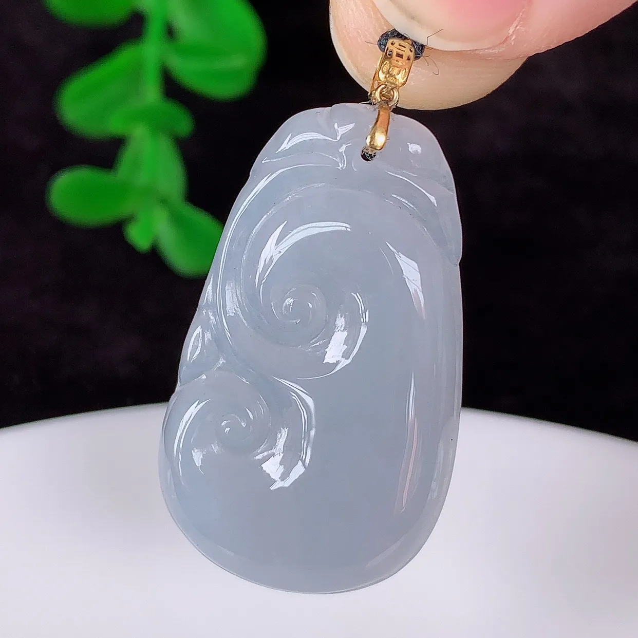 自然光实拍，18k金镶嵌冰润冰紫翡翠如意吊坠，寓意顺心如意，事事如意，吉祥如意，细腻饱满，色泽鲜艳，称心如意佩戴优雅时尚！#1.19