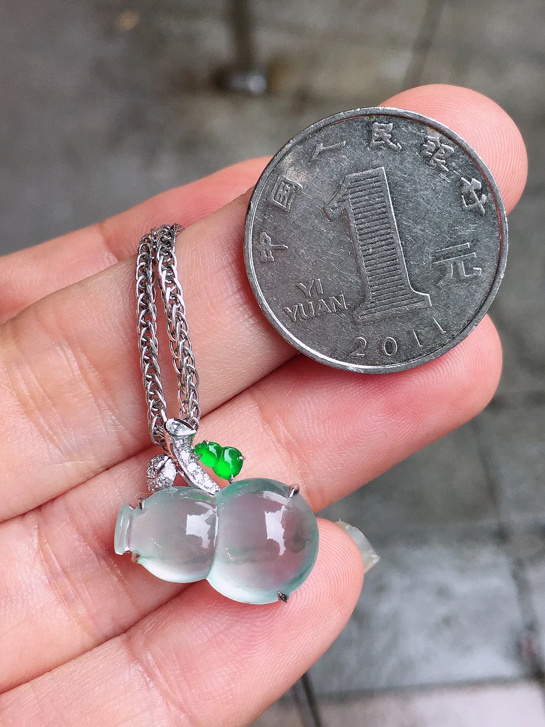 冰种葫芦吊坠，玉质细腻，荧光感超
强，饱满圆润，气质满满。18k
金豪华镶嵌