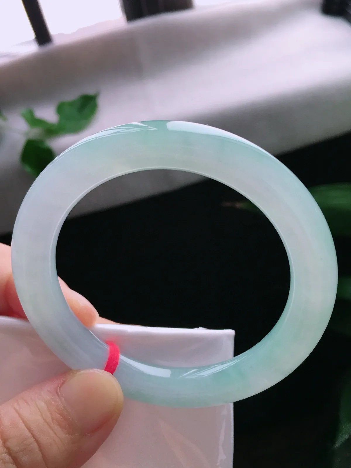 圈口55.5，圆条手镯，绿底，玉质冰润细腻，尺寸55.5-10.3-9.9mm