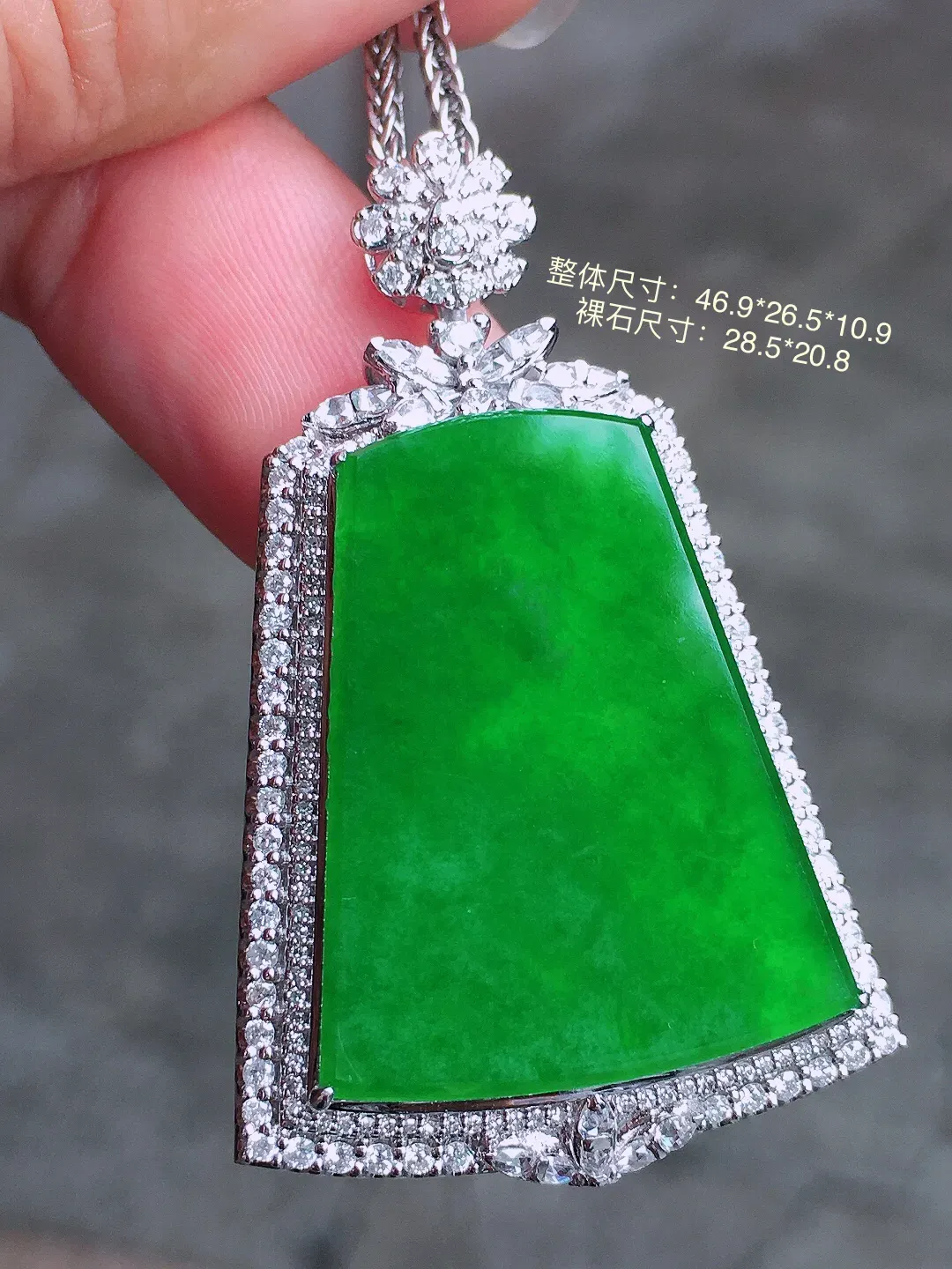 阳绿无事牌吊坠，色泽均匀艳丽，玉质细腻，荧光感超
强，饱满圆润，气质满满。18k
金豪华镶嵌