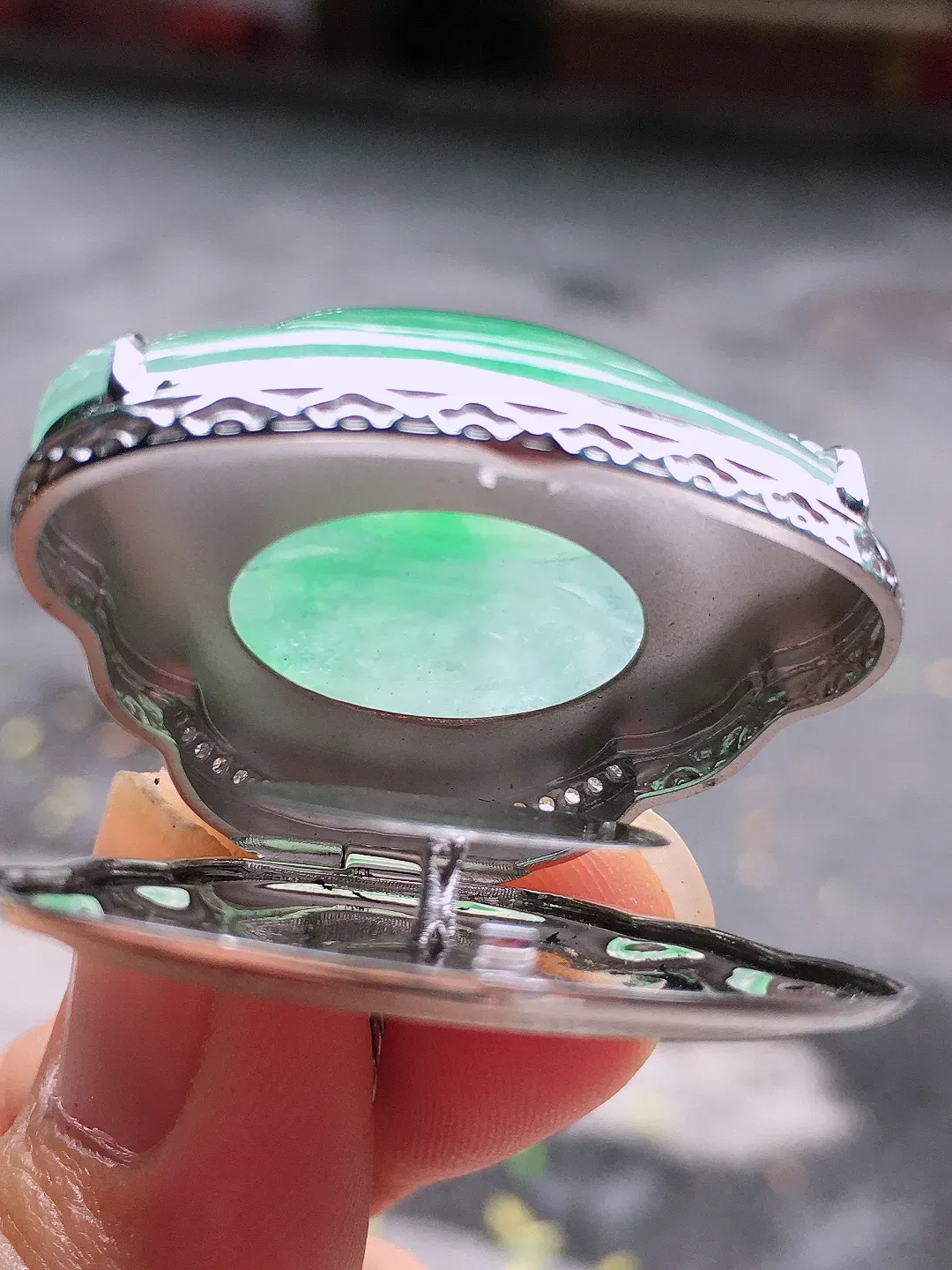 飘绿佛公吊坠，色泽艳丽，玉质细腻，荧光感超
强，饱满圆润，气质满满。18k
金豪华镶嵌