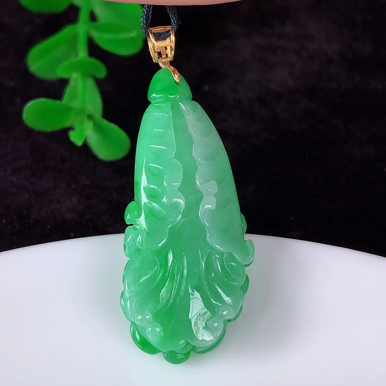 自然光实拍，18K金镶嵌冰润冰糯种飘阳绿翡翠招百财白菜吊坠，百财聚来，财源滚滚，色泽鲜艳，精工水润的白菜，性价比高！#1.19整体39*裸石33*15.5*7