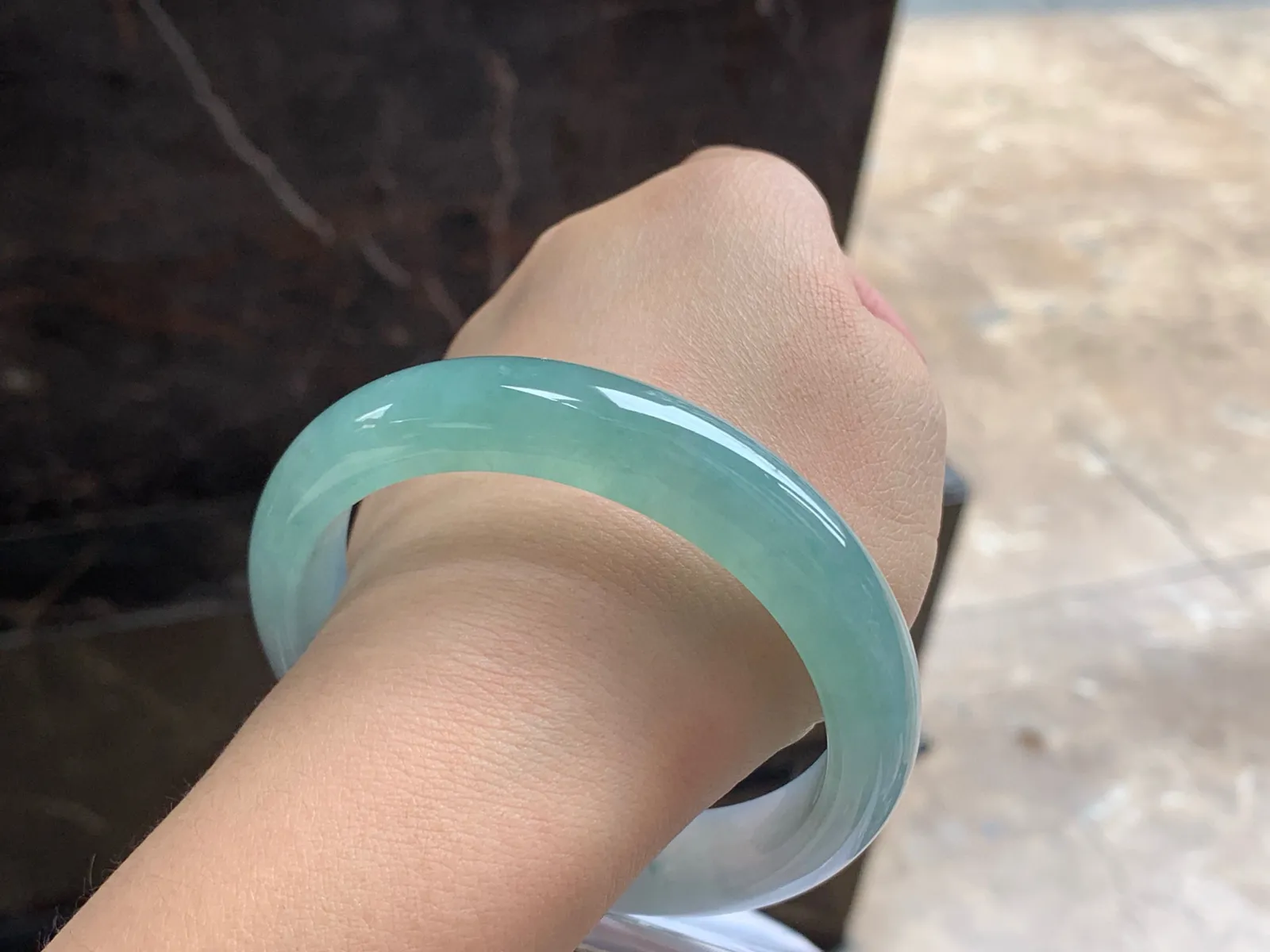 60.5-13.1-8.2

冰蓝宽版手镯^_^颜色鲜艳 种水足