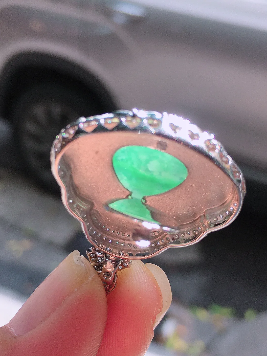 飘绿佛公吊坠，色泽艳丽，玉质细腻，荧光感超
强，饱满圆润，气质满满。18k
金豪华镶嵌