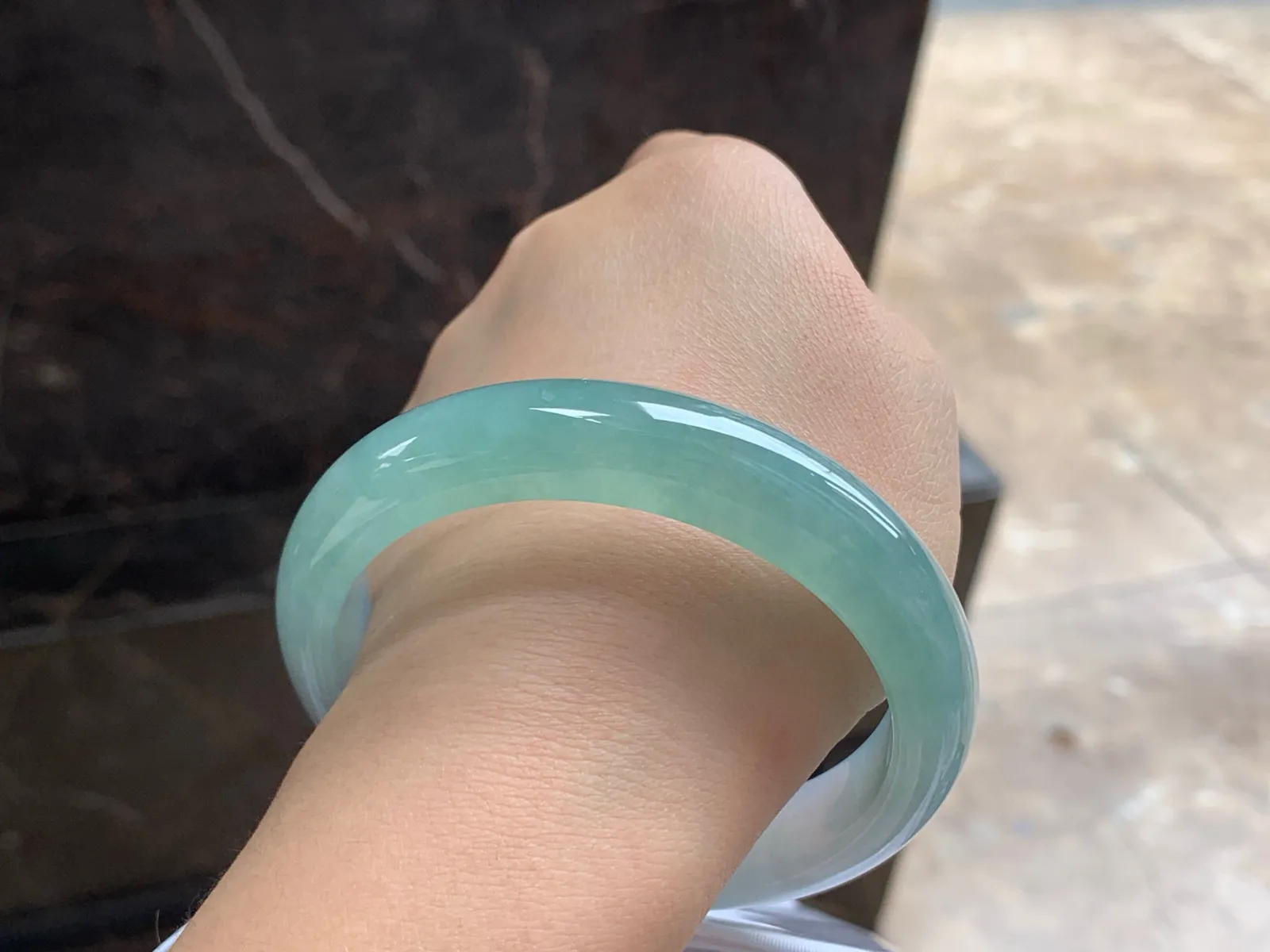 60.5-13.1-8.2

冰蓝宽版手镯^_^颜色鲜艳 种水足