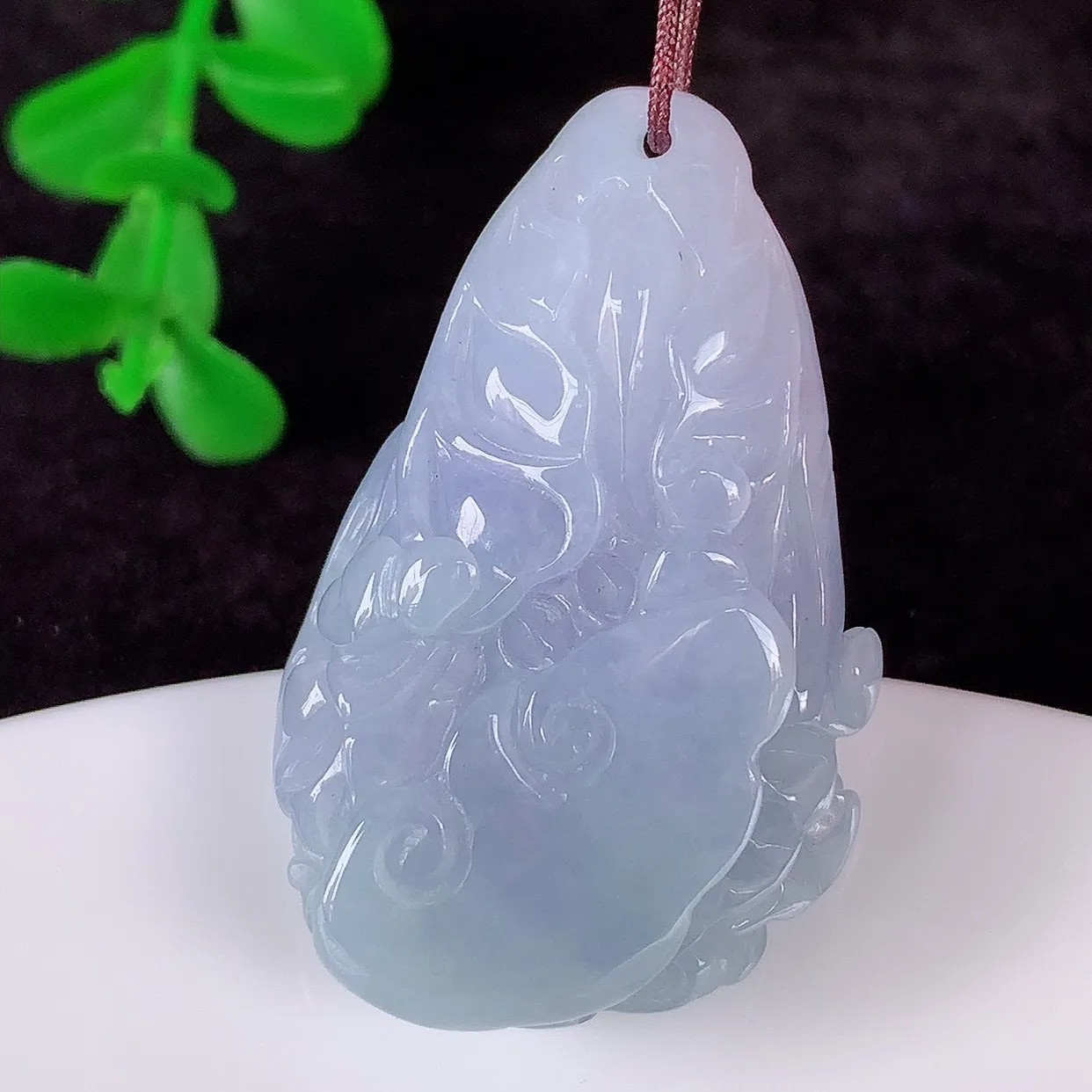 自然光实拍，冰润冰糯种紫罗兰翡翠招百财白菜吊坠，百财聚来，财源滚滚，色泽鲜艳，精工水润的白菜，性价比