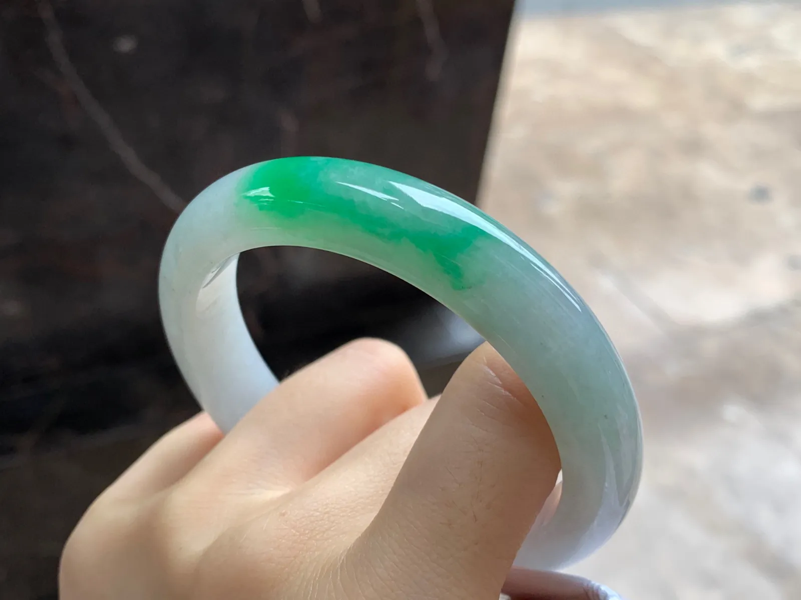 带色手镯
尺寸：57.8-12-8.5mm
肉质细腻～绿色点缀上手好看