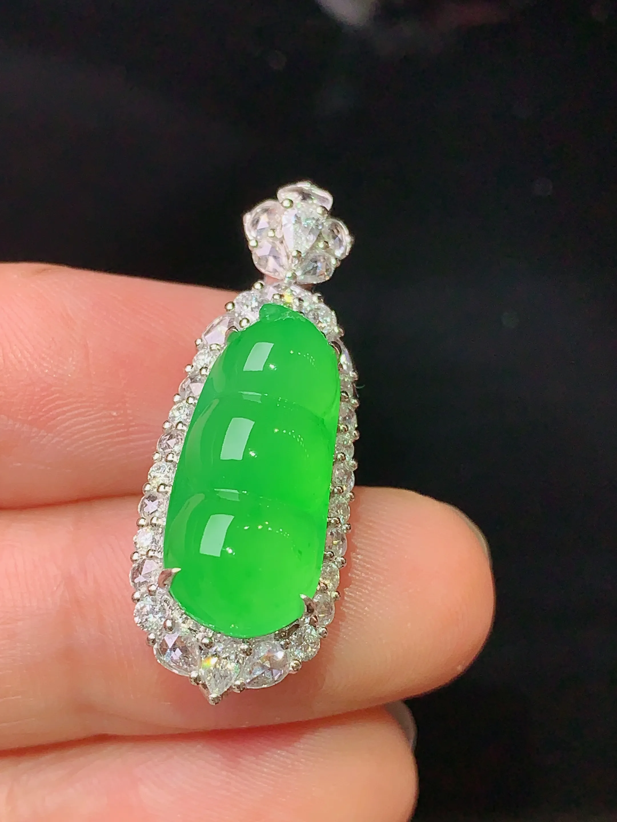 18k金钻镶嵌满绿四季豆吊坠 玉质细腻 水润亮眼 整体尺寸31.3*11.5*11