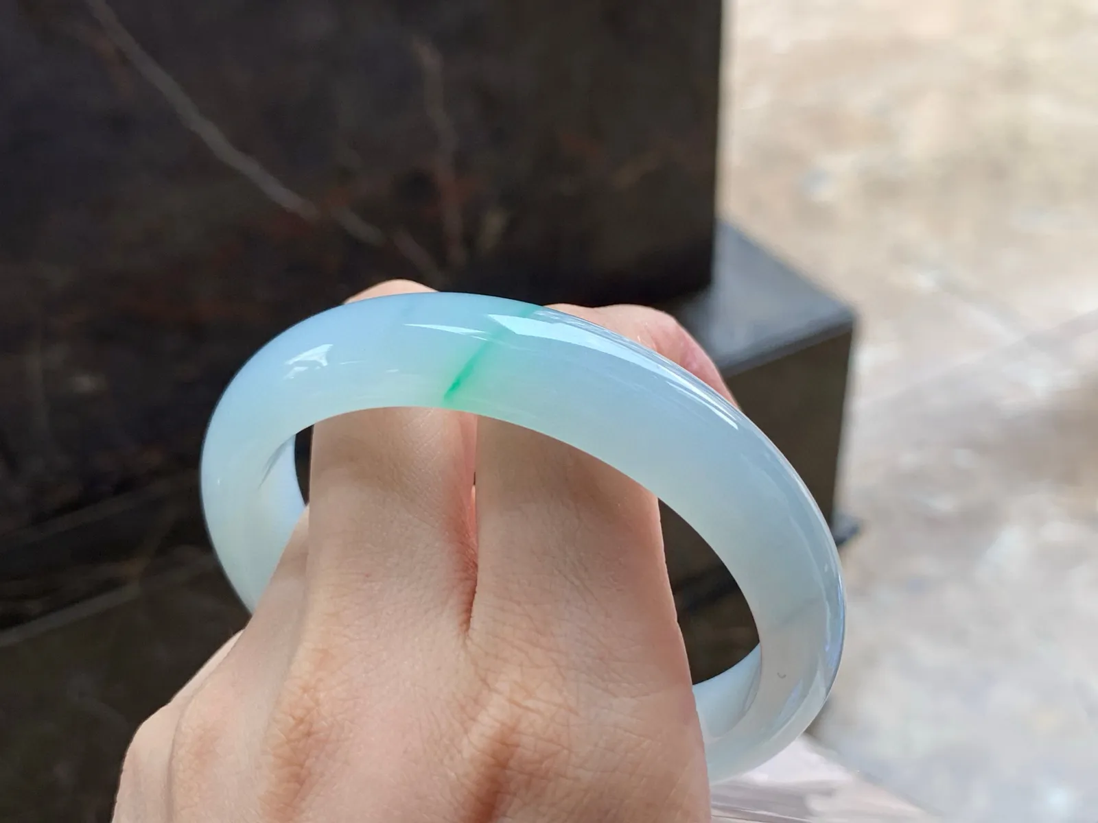 飘色大圈手镯
细腻水润 60/14/8mm