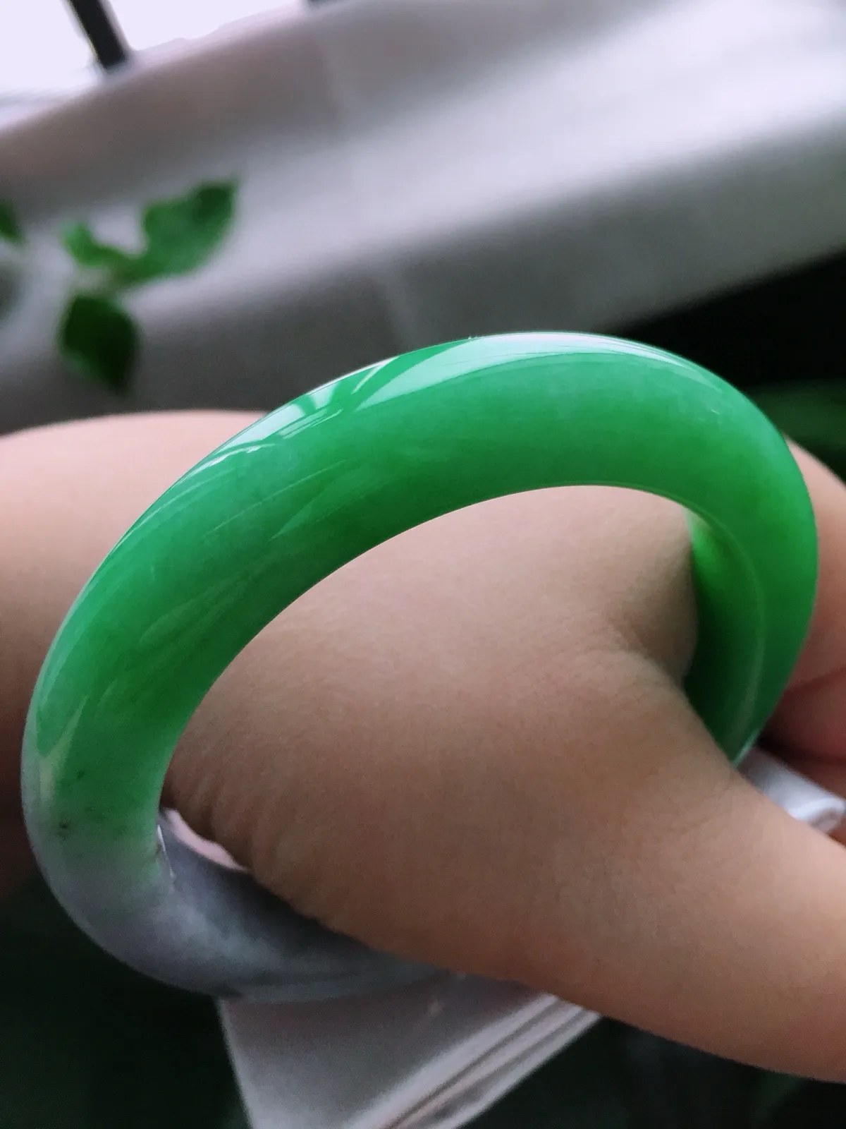 圈口58.5，正圈手镯，玉质冰润细腻，色泽鲜艳，尺寸58.5-12.2-9.9mm