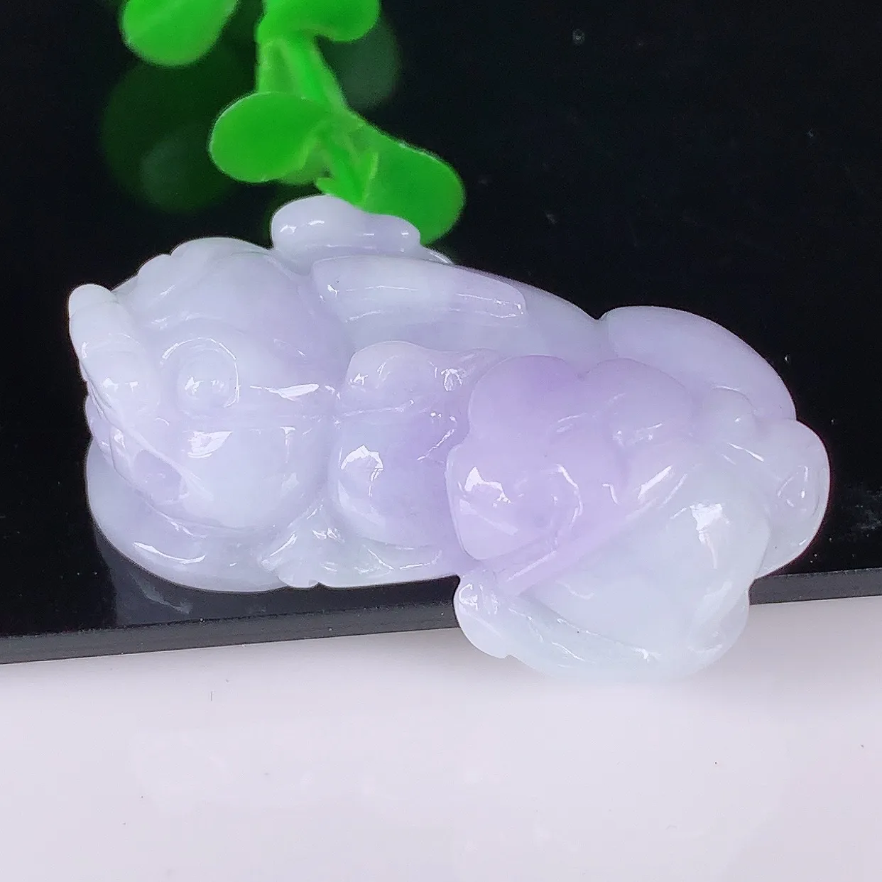 自然光实拍，冰润冰糯种紫罗兰翡翠招财貔貅吊坠，民间有“一摸貔貅运程旺盛，再摸貔貅财运滚滚，三摸貔貅平
