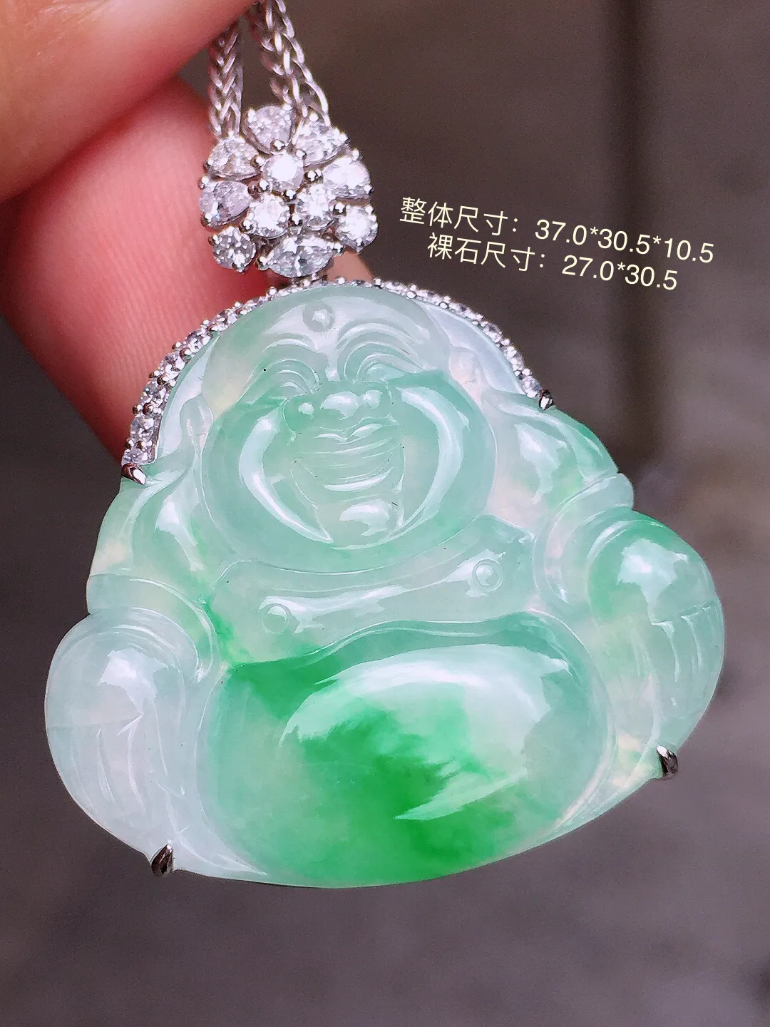飘绿佛公吊坠，色泽艳丽，玉质细腻，荧光感超
强，饱满圆润，气质满满。18k
金豪华镶嵌