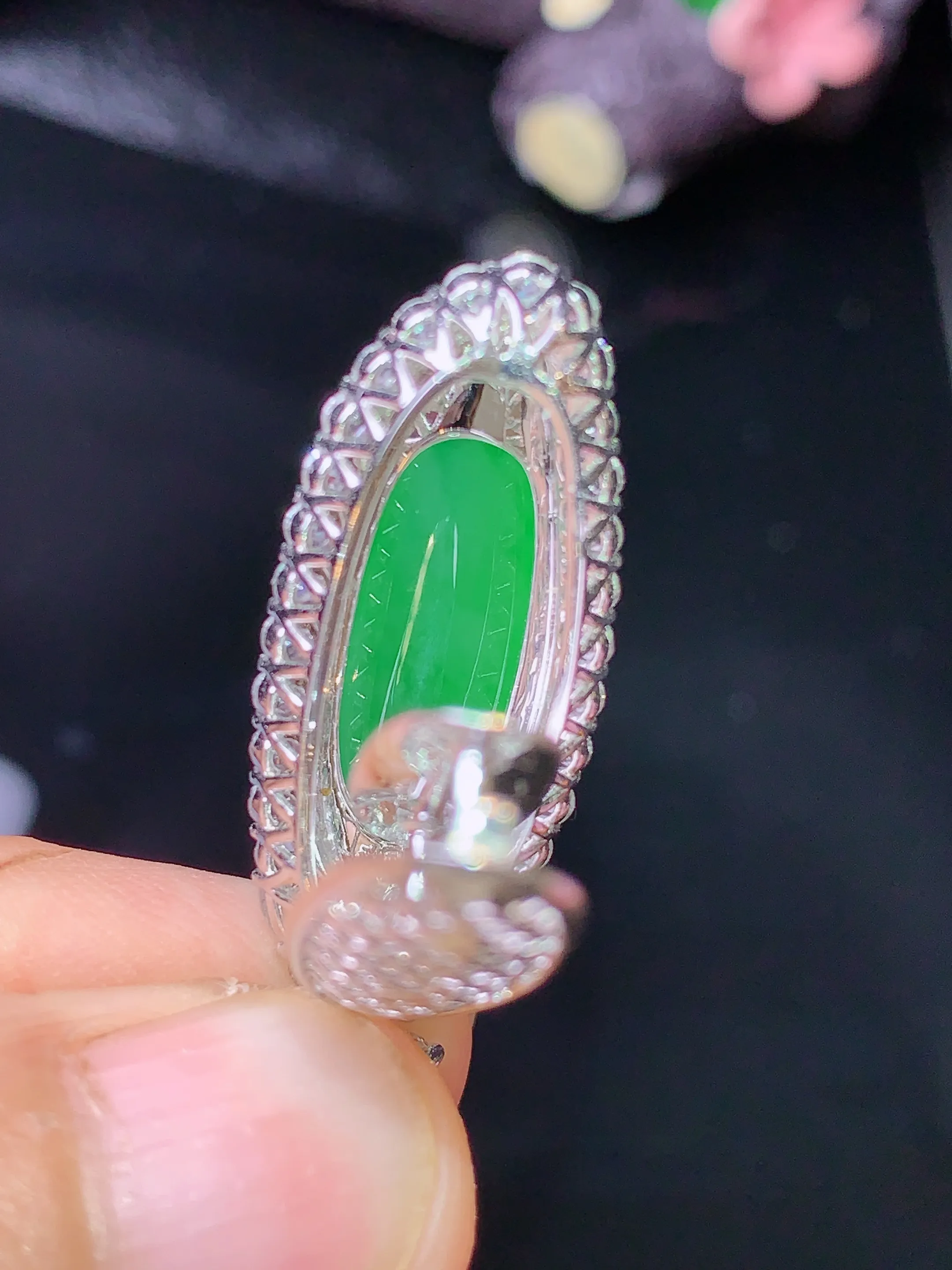 18k金钻镶嵌满绿福瓜吊坠 玉质细腻 水润亮眼 整体尺寸35.6*12.2*11.1