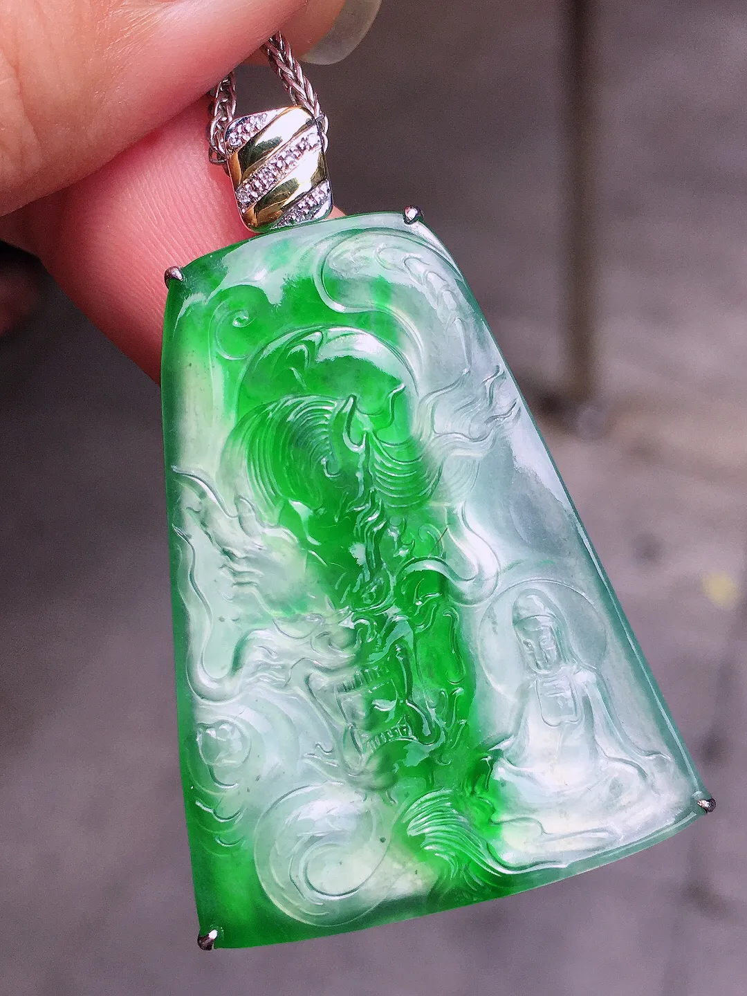 飘绿【神龙护主】吊坠，色泽艳丽，玉质细腻，荧光感超
强，饱满圆润，气质满满。18k
金豪华镶嵌
