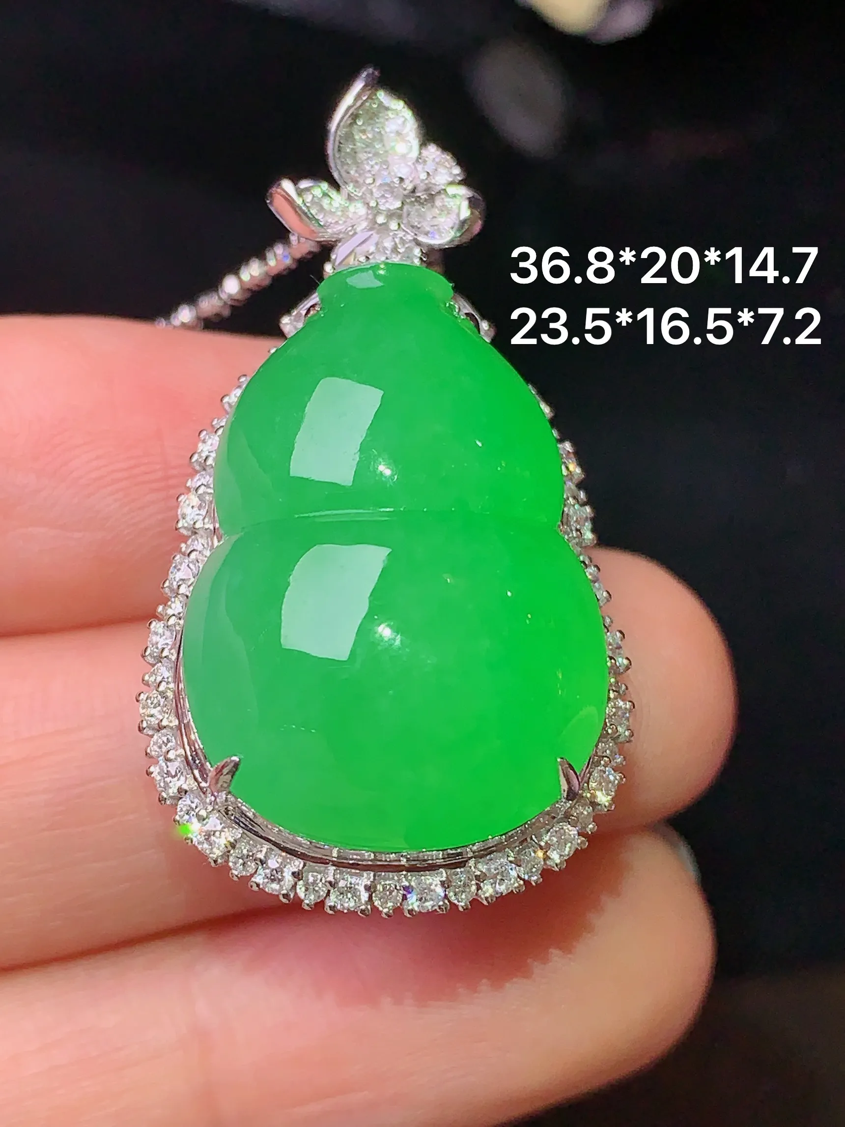 18k金钻镶嵌翠绿葫芦吊坠 玉质细腻 水润亮眼 整体尺寸36.8*20*14.7