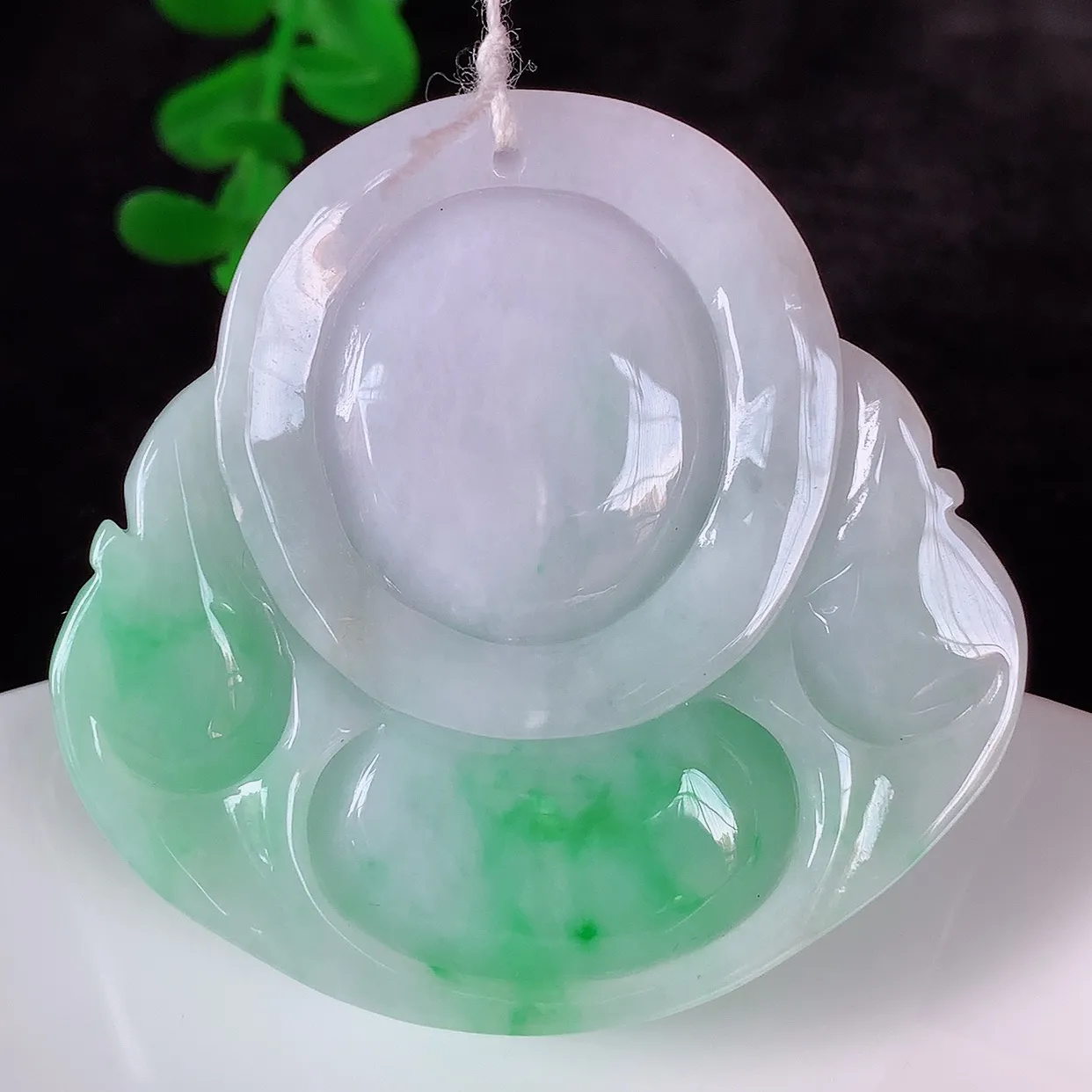 自然光实拍，大件厚装冰润冰糯种飘阳绿翡翠佛公吊坠，饱满， 佛公亦保平安，寓意有福（佛公）相伴，配戴优雅迷人！#46.19