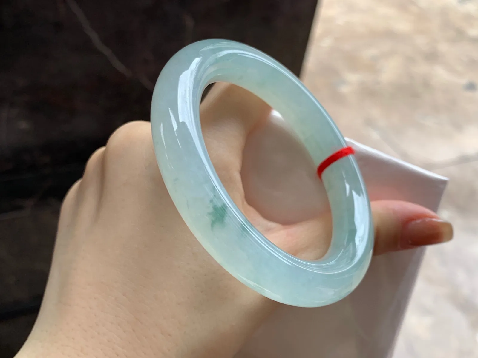 冰晴水飘花圆条手镯
尺寸：55.3-11.7-11.2mm
种水好 底色漂亮小清新