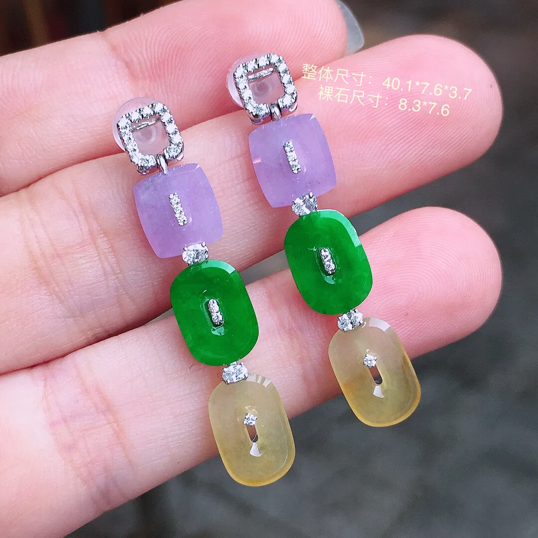 三彩方糖耳坠，色泽均匀艳丽，玉质细腻，荧光感超
强，饱满圆润，气质满满。18k
金豪华镶嵌